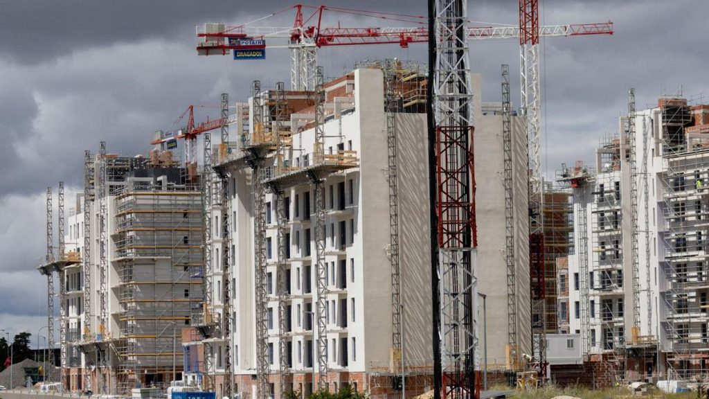Foto de un edificio en obras para ejemplificar que el precio de la vivienda en España es acda vez mayor.