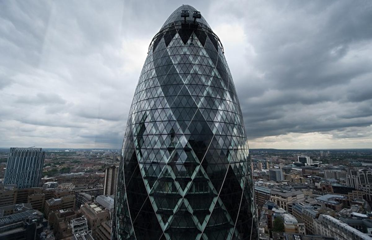 Foto de la Torre Gherkin de Londres, construída por Norman Foster, un ejemplo de arquitectura orgánica.