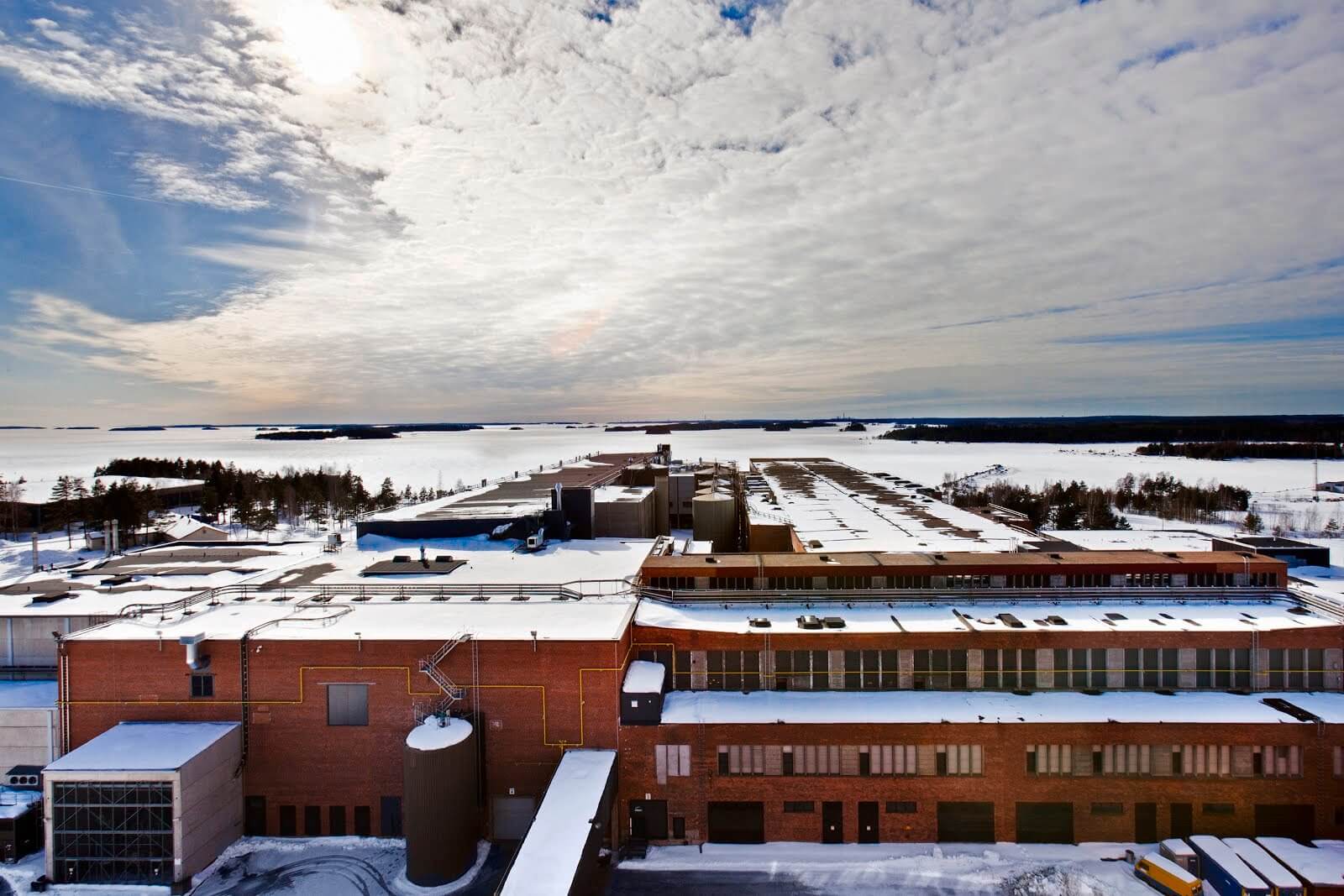 Foto del data center de Google en Hamina (Finlandia, 2011), que ocupa una antigua fábrica de papel construida en 1953 a orillas del Golfo de Finlandia.