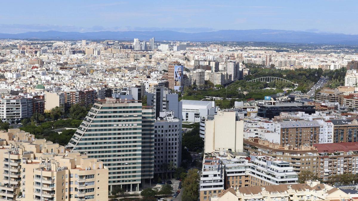 Foto del skyline de Valencia para ilustrar el artículo sobre Normativa urbanística en Valencia: lo que debes saber antes de construir, redactado por los arquitectos de Valencia: MOMP Estudio.